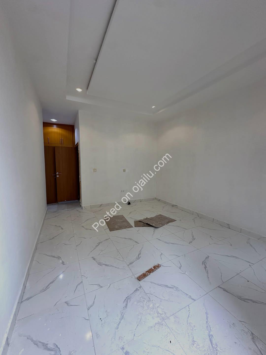 Spacious 3-Bed in Jahi with En-suites & Parking