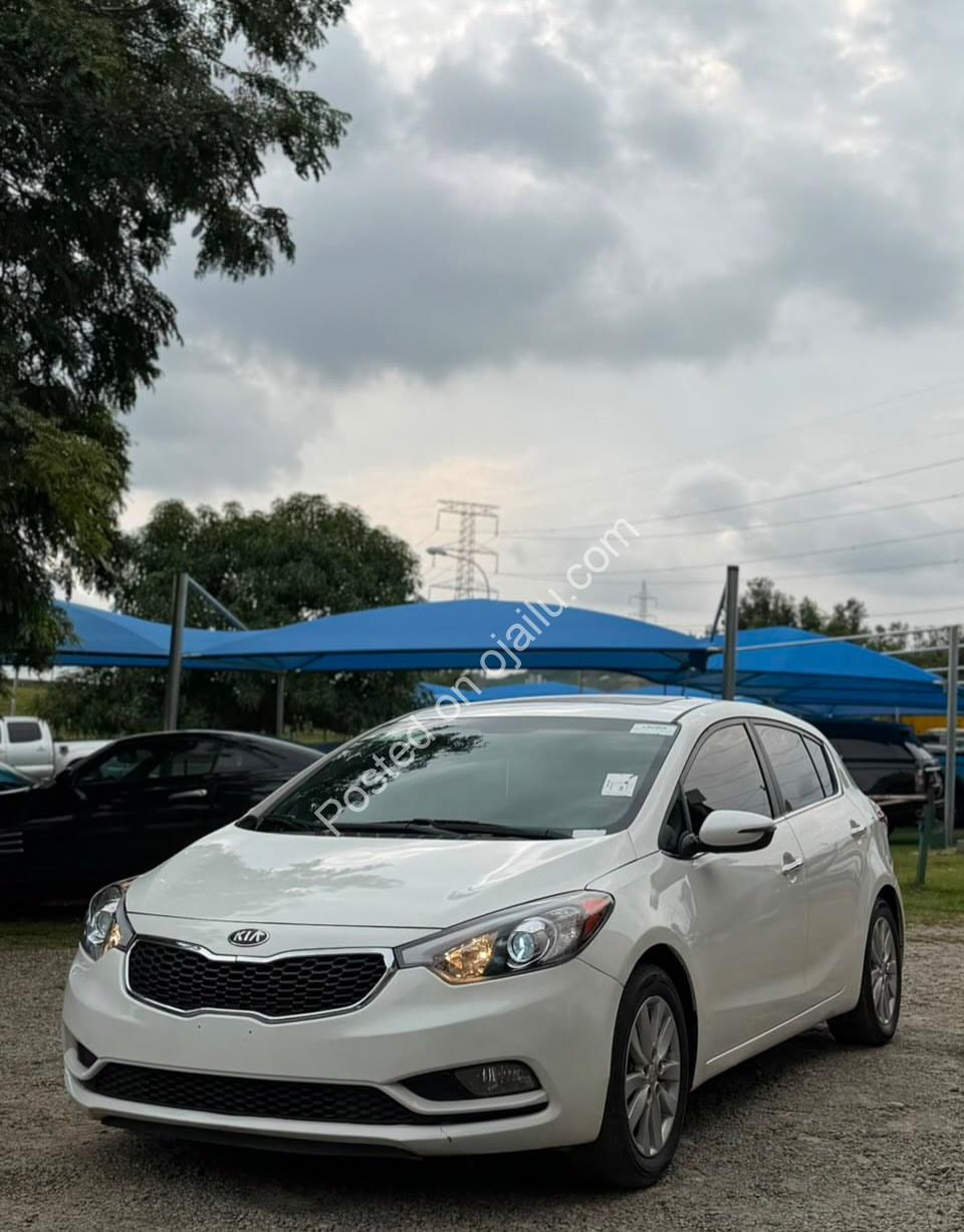 2015 Kia Forte5: Sunroof & Leather, Duty Paid