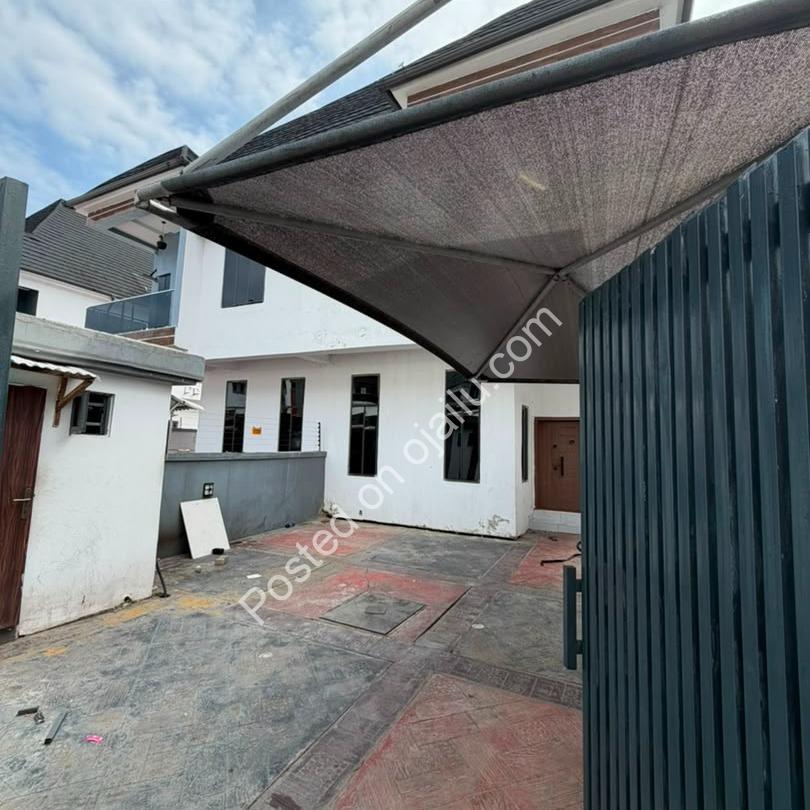 Chevron 4-Bed Duplex: Jacuzzi & Finishing Perfection