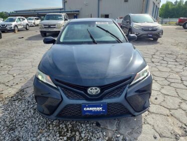 Toyota Camry SE: Smooth Drive