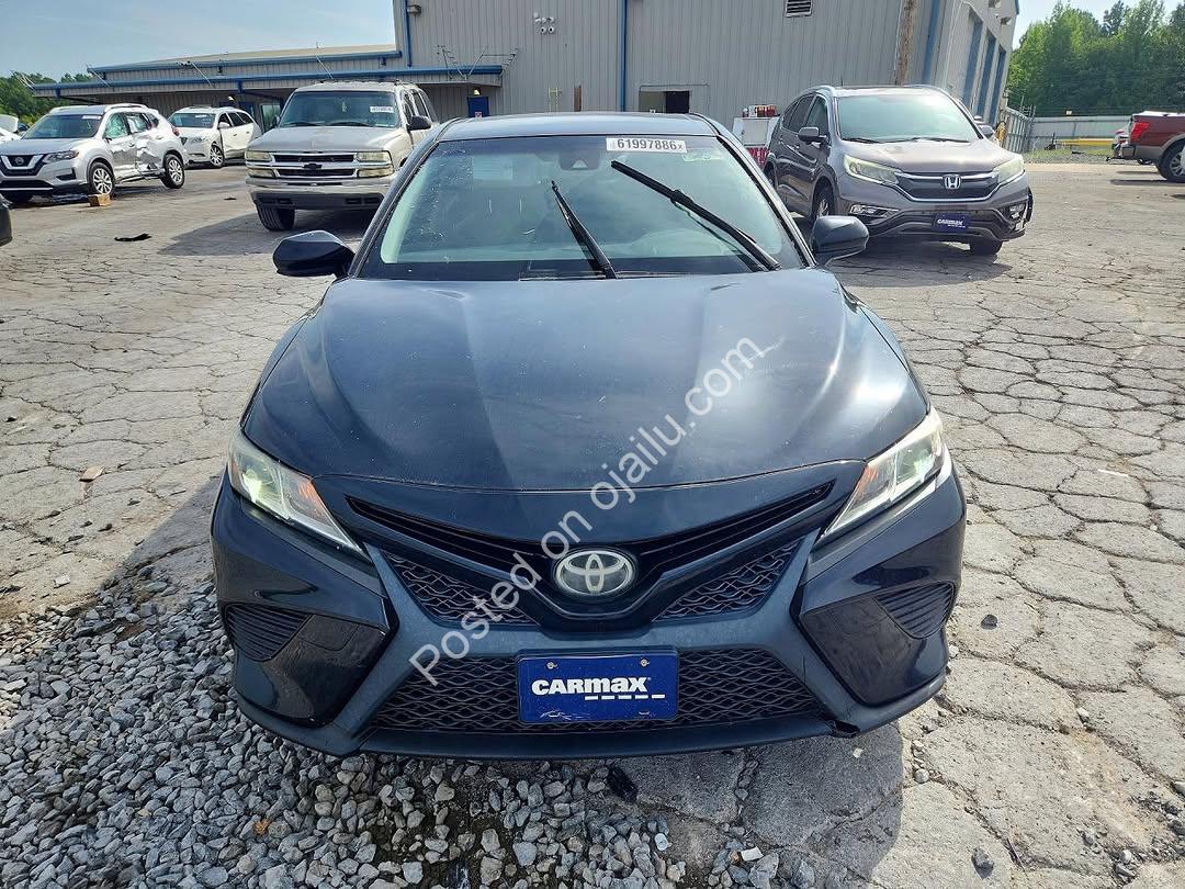Toyota Camry SE: Smooth Drive, Zero Stress