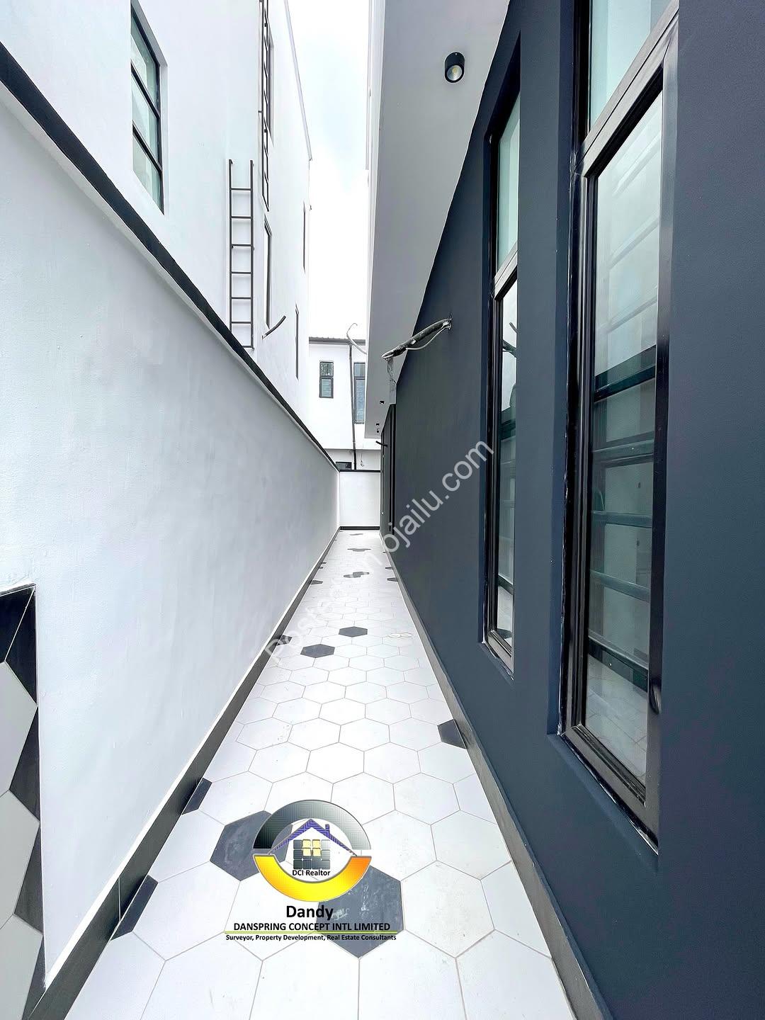 5-Bed Smart Home in Chevron: N650M
