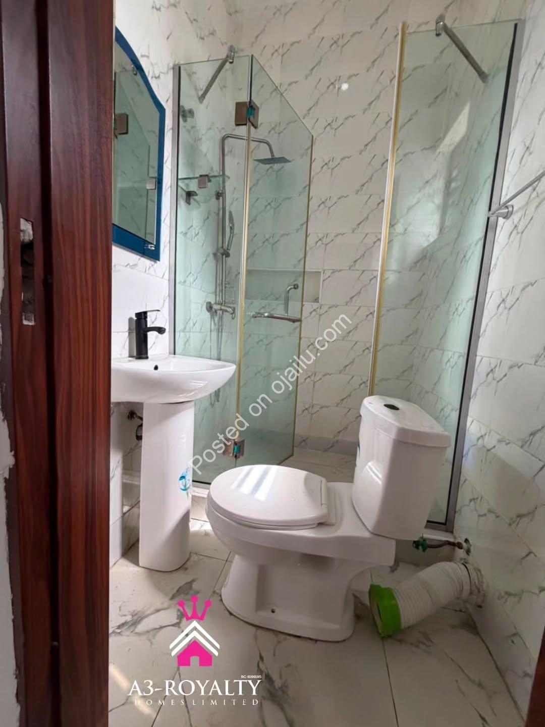 Distress Sale! 4BR Duplex + Jacuzzi in Chevron