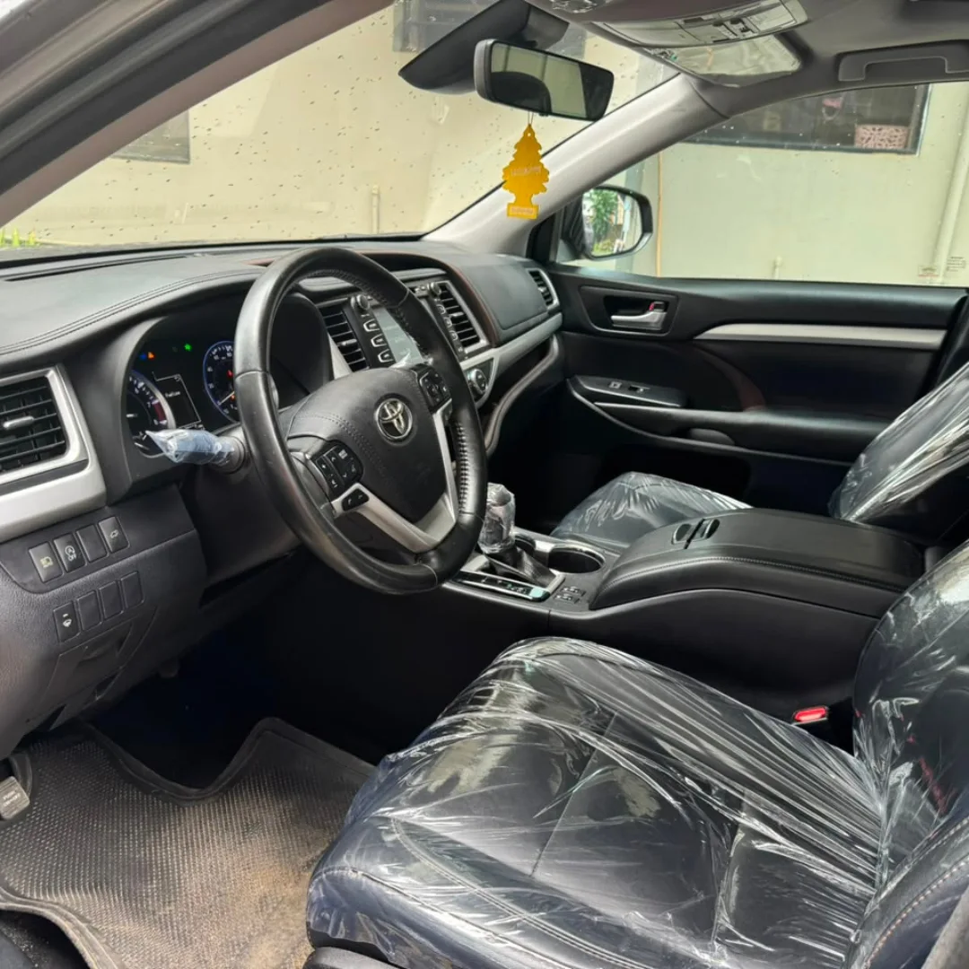 Toyota Highlander XLE, 2018 – Premium Ride, Smart Price!