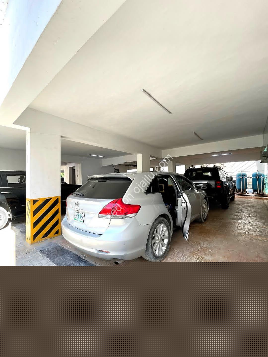 Skyline Penthouse: 3 Ensuite Bedrooms with Pool & 24hr Security