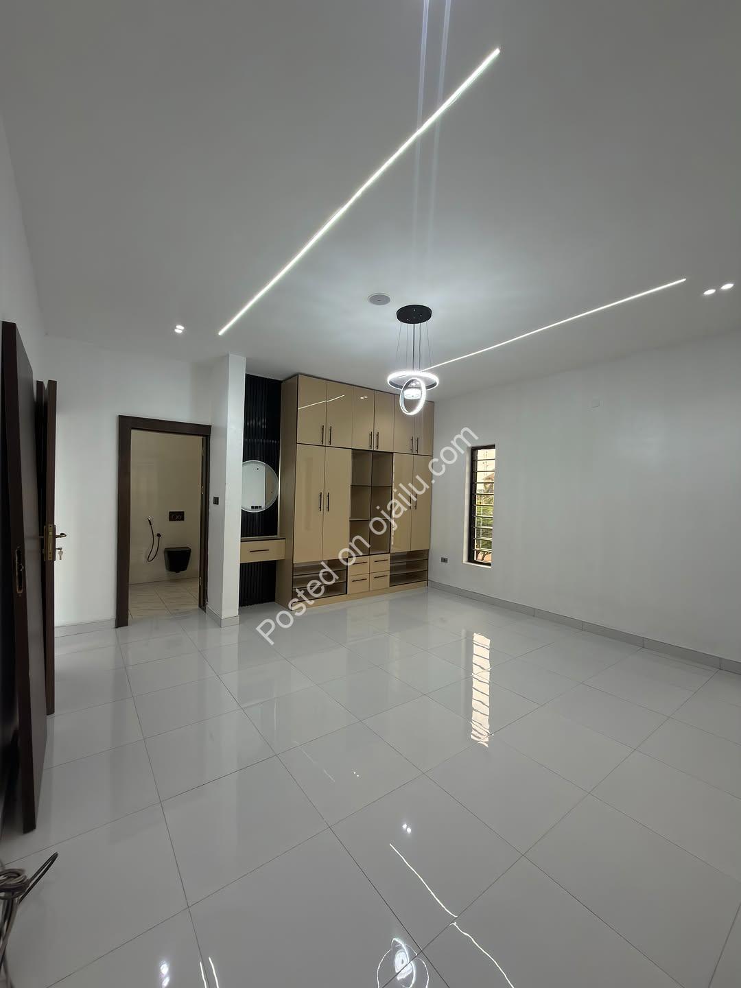 5-Bed Ensuite Duplex in Gated Centenary City