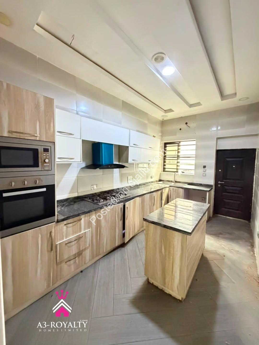 Distress Sale! 4BR Duplex + Jacuzzi in Chevron