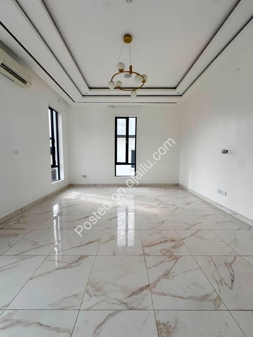 Elevator, Cinema & Pool: 5-Bed Stunner in Osapa