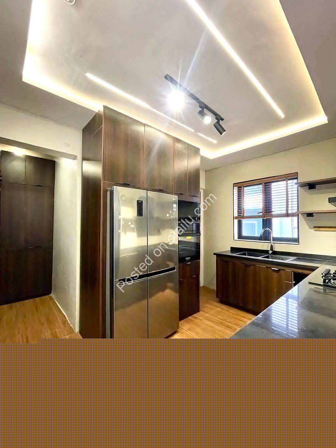 Skyline Penthouse: 3 Ensuite Bedrooms with Pool & 24hr Security