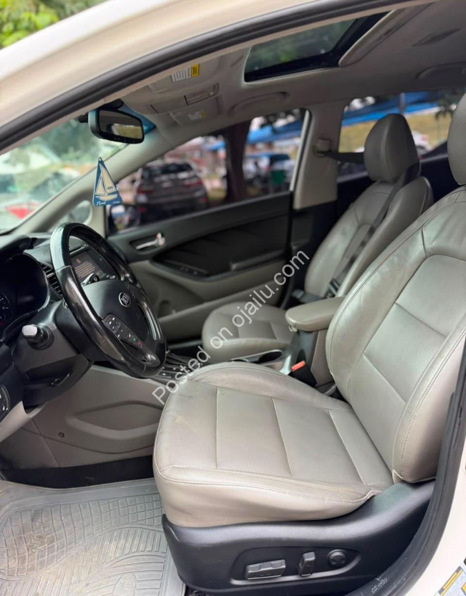 2015 Kia Forte5: Sunroof & Leather, Duty Paid