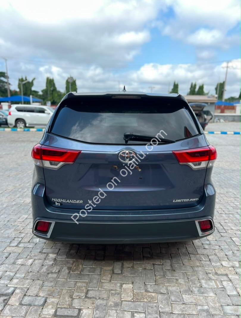 2018 Toyota Highlander: Premium 7-Seater SUV