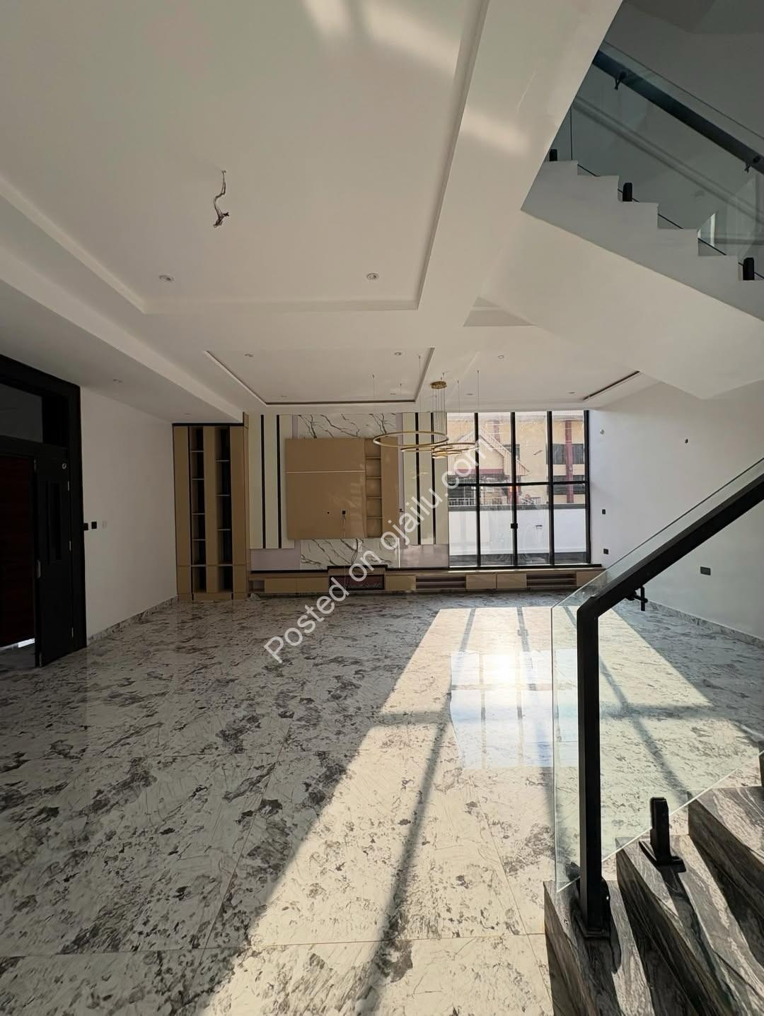 Executive 5-Bed Ensuite Triplex in Prime New Haven