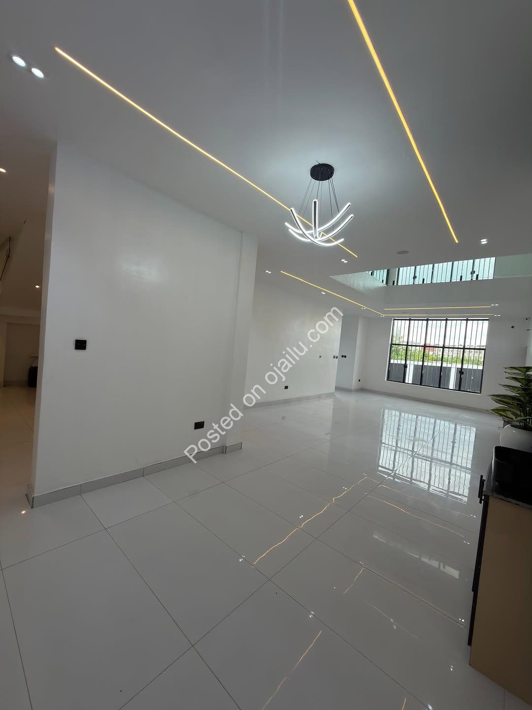 5-Bed Ensuite Duplex in Gated Centenary City
