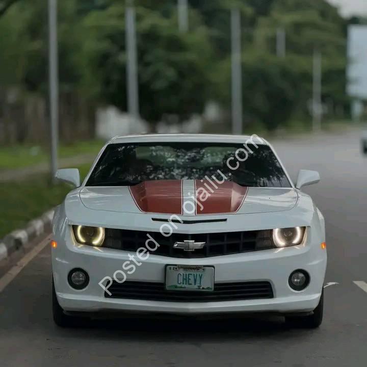 Manual V8 Beast: 426HP Camaro SS