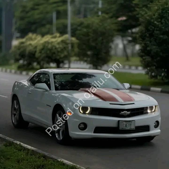 Manual V8 Beast: 426HP Camaro SS