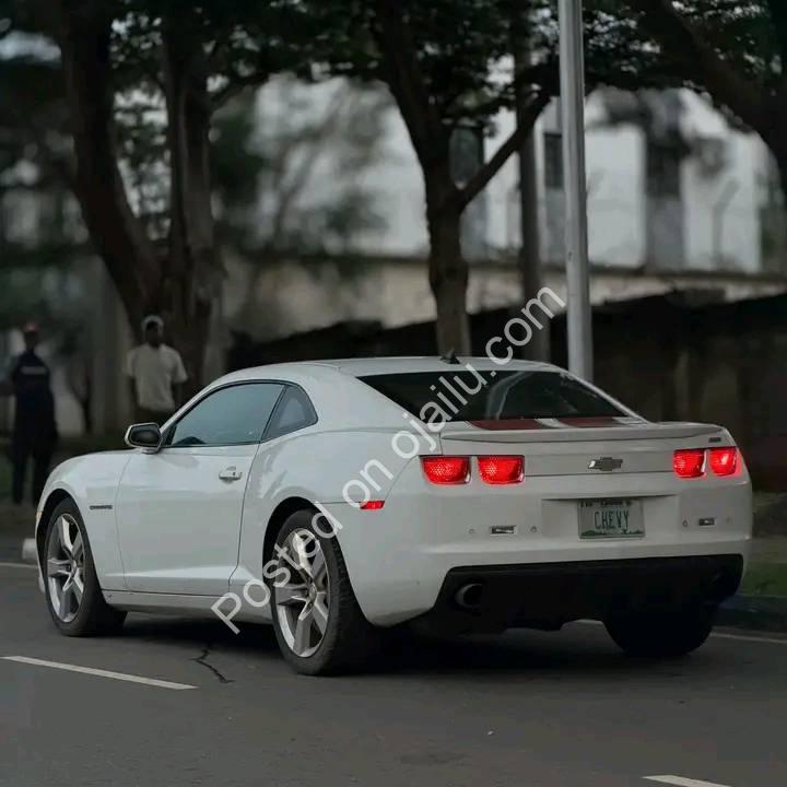 Manual V8 Beast: 426HP Camaro SS