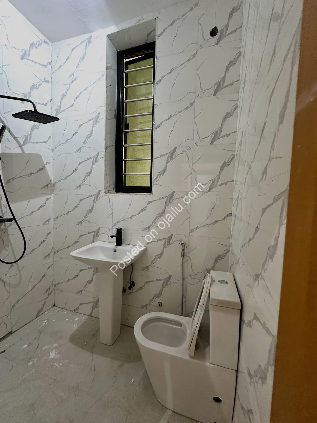 Spacious 3-Bed in Jahi with En-suites & Parking