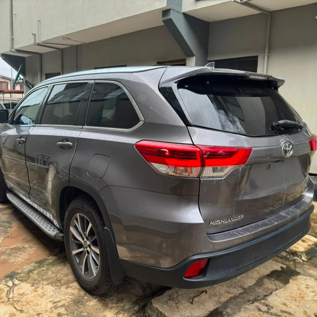 Toyota Highlander XLE, 2018 – Premium Ride, Smart Price!