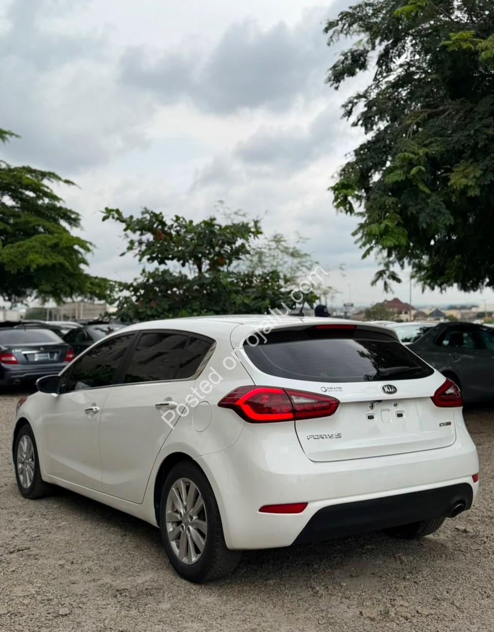 2015 Kia Forte5: Sunroof & Leather, Duty Paid