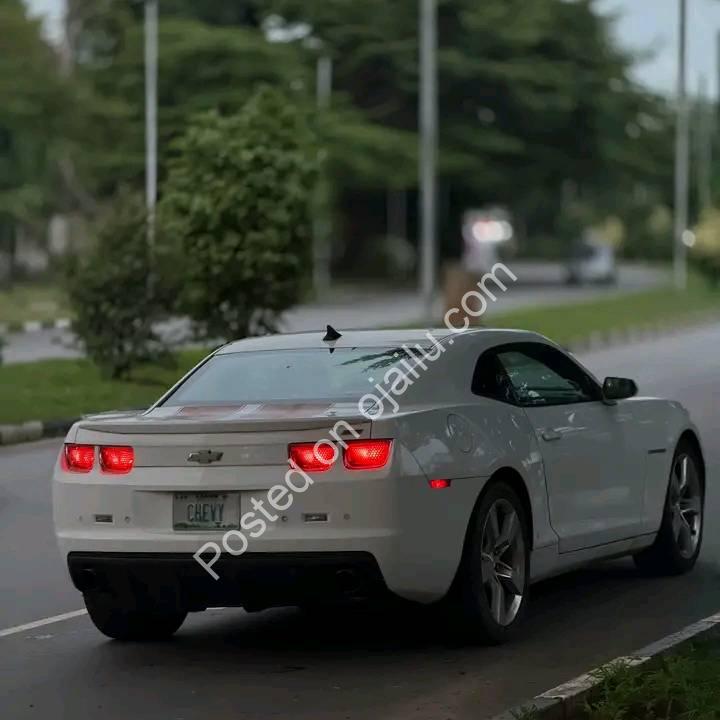 Manual V8 Beast: 426HP Camaro SS