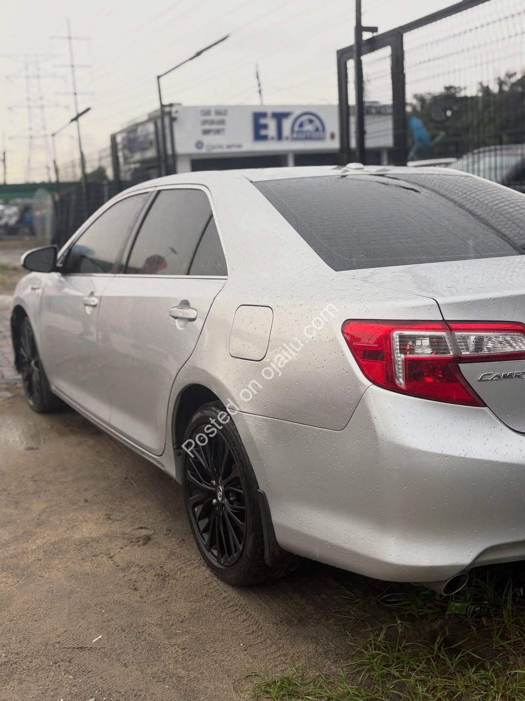 2012 Camry XLE V6 – Sunroof, Clean Title