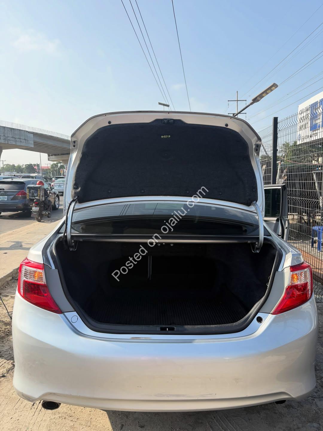 2012 Camry XLE V6 – Sunroof, Clean Title