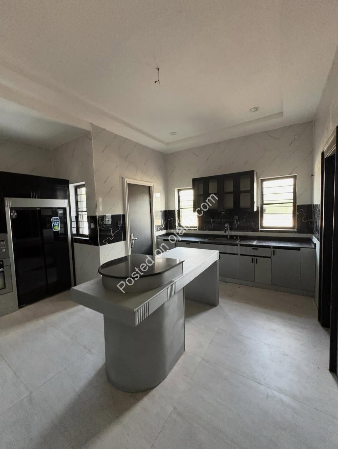 Executive 5-Bed Ensuite Triplex in Prime New Haven