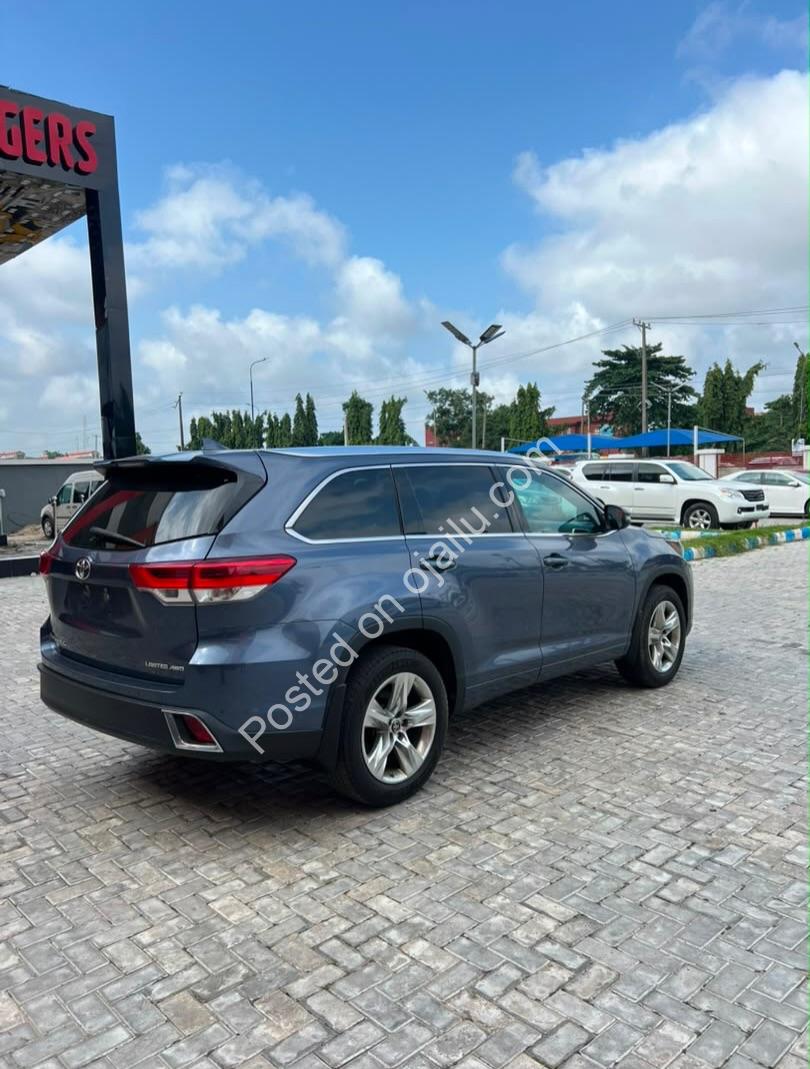 2018 Toyota Highlander: Premium 7-Seater SUV