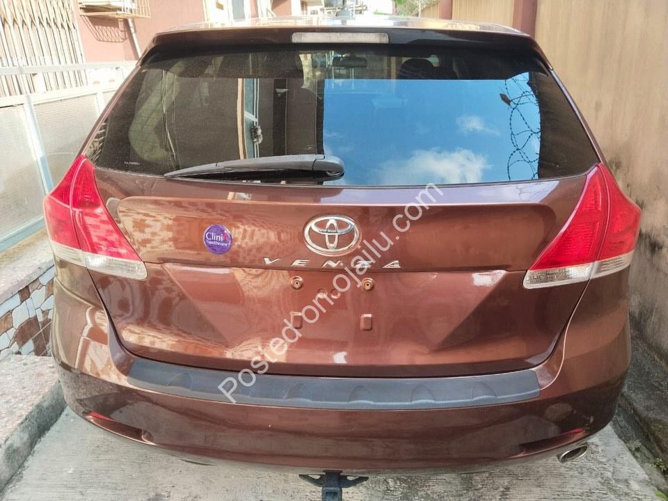 2012 Toyota Venza: Pristine Luxury Ride