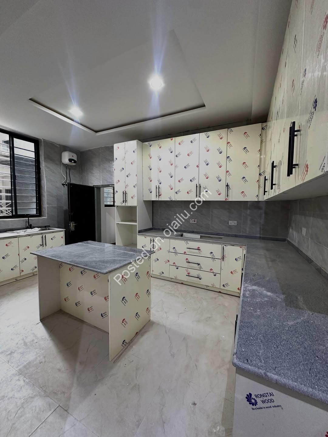 Spacious 3-Bed in Jahi with En-suites & Parking