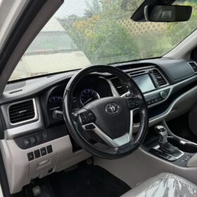 2017 Toyota Highlander: Loaded & Spotless