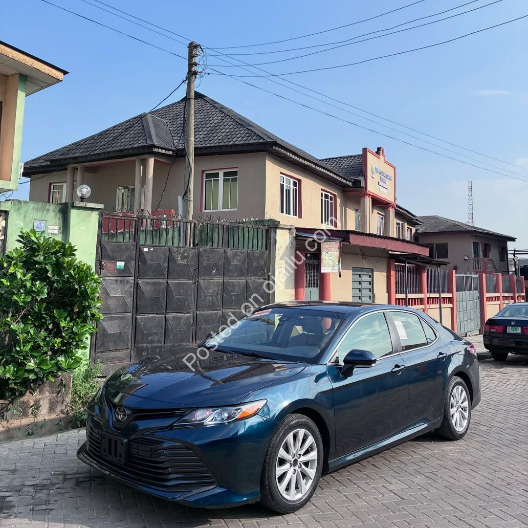 2018 Toyota Camry: Pristine & Spotless!