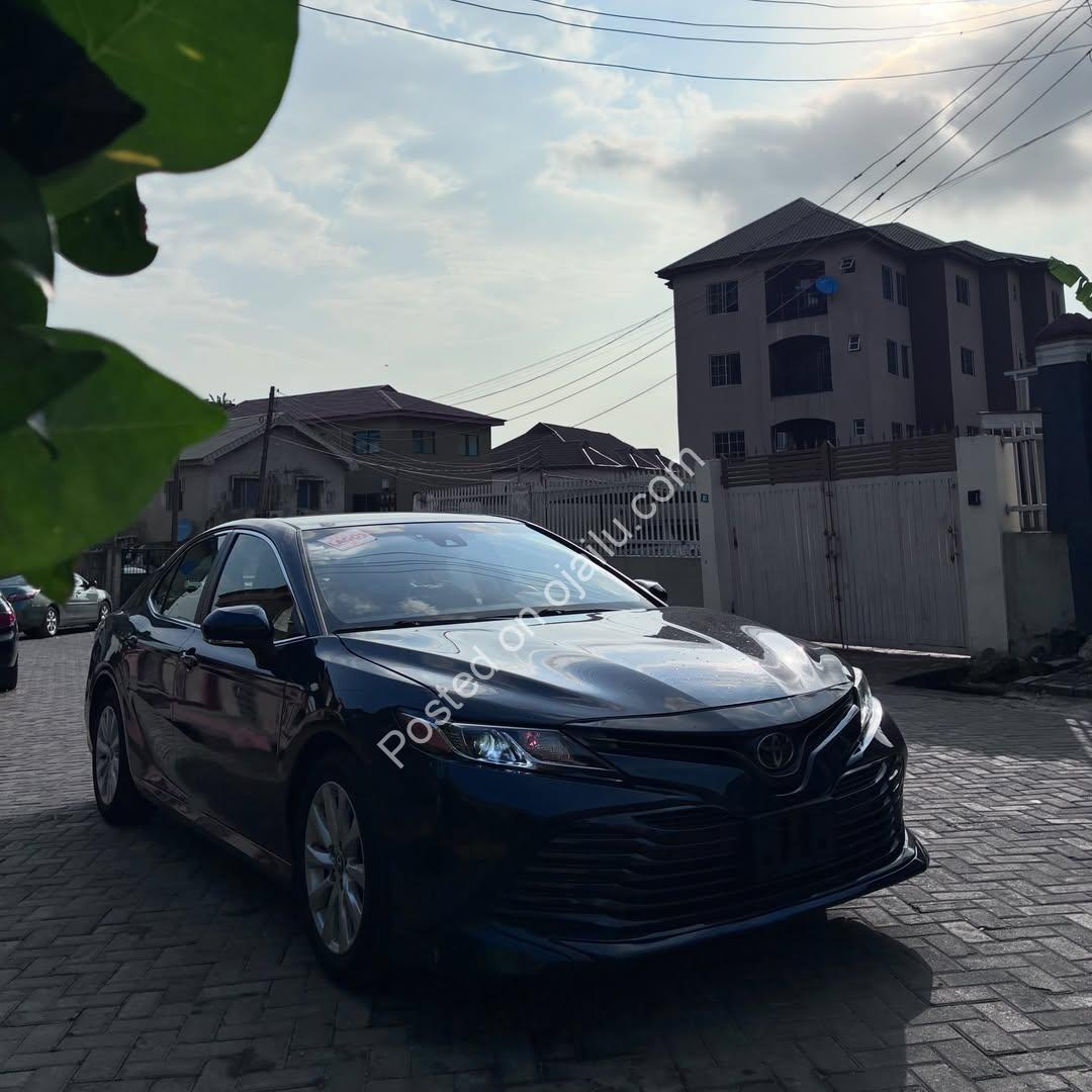 2018 Toyota Camry: Pristine & Spotless!