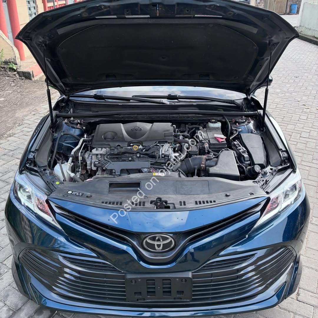 2018 Toyota Camry: Pristine & Spotless!