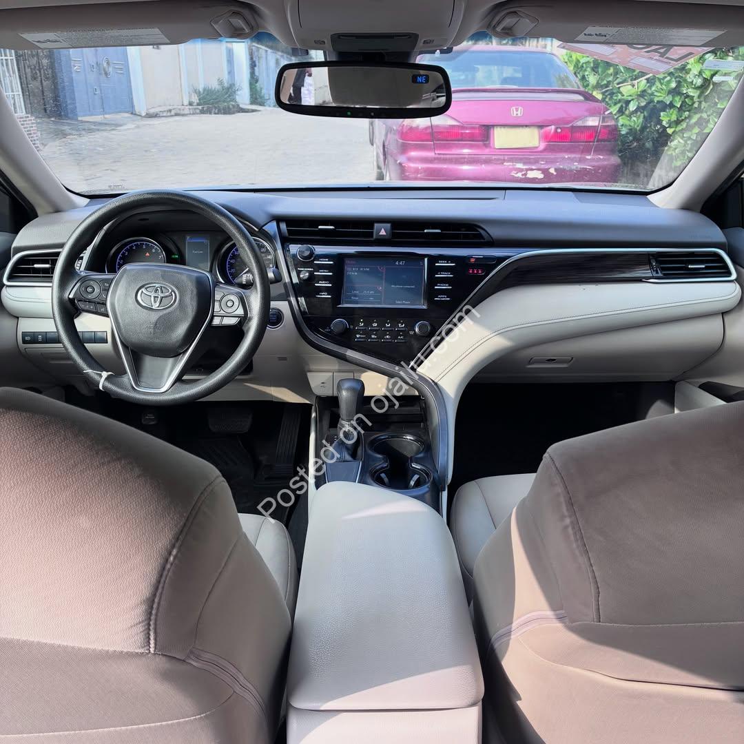 2018 Toyota Camry: Pristine & Spotless!
