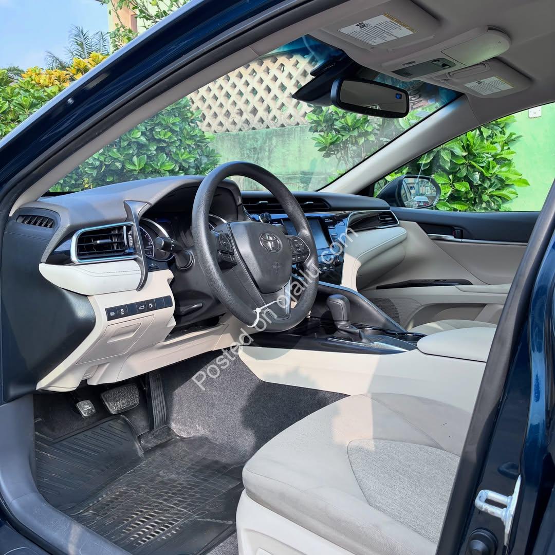 2018 Toyota Camry: Pristine & Spotless!