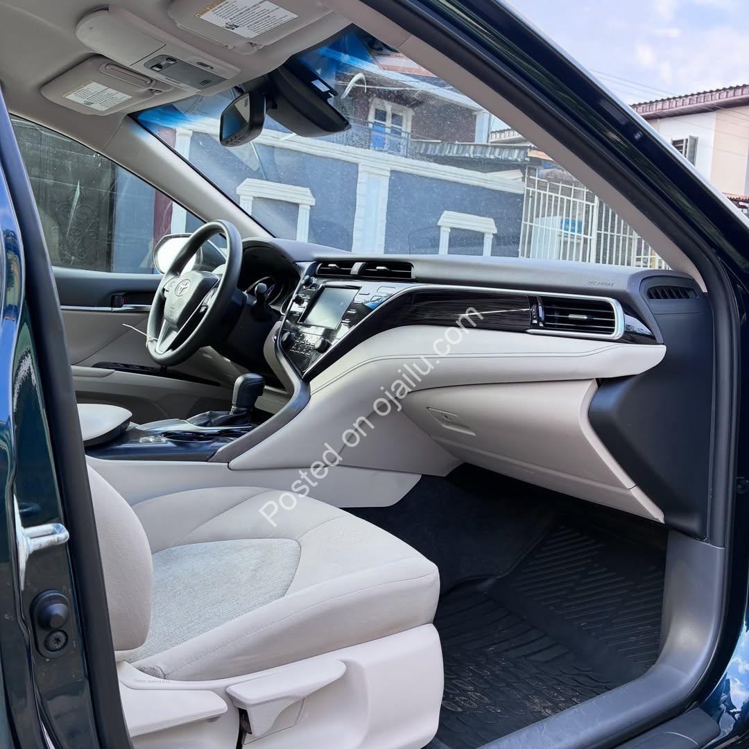 2018 Toyota Camry: Pristine & Spotless!