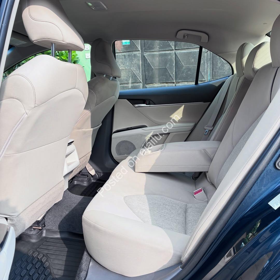 2018 Toyota Camry: Pristine & Spotless!