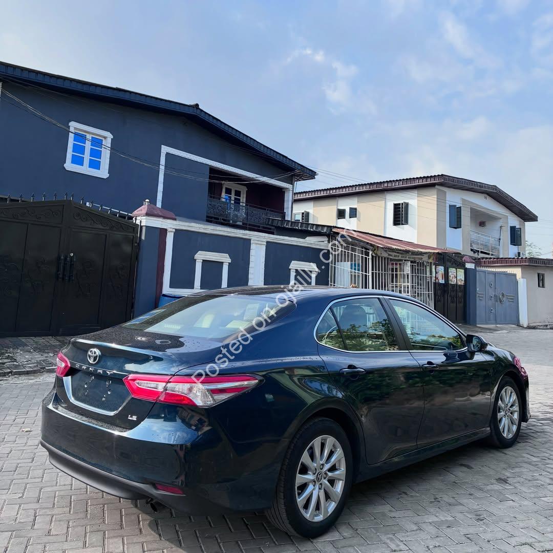 2018 Toyota Camry: Pristine & Spotless!