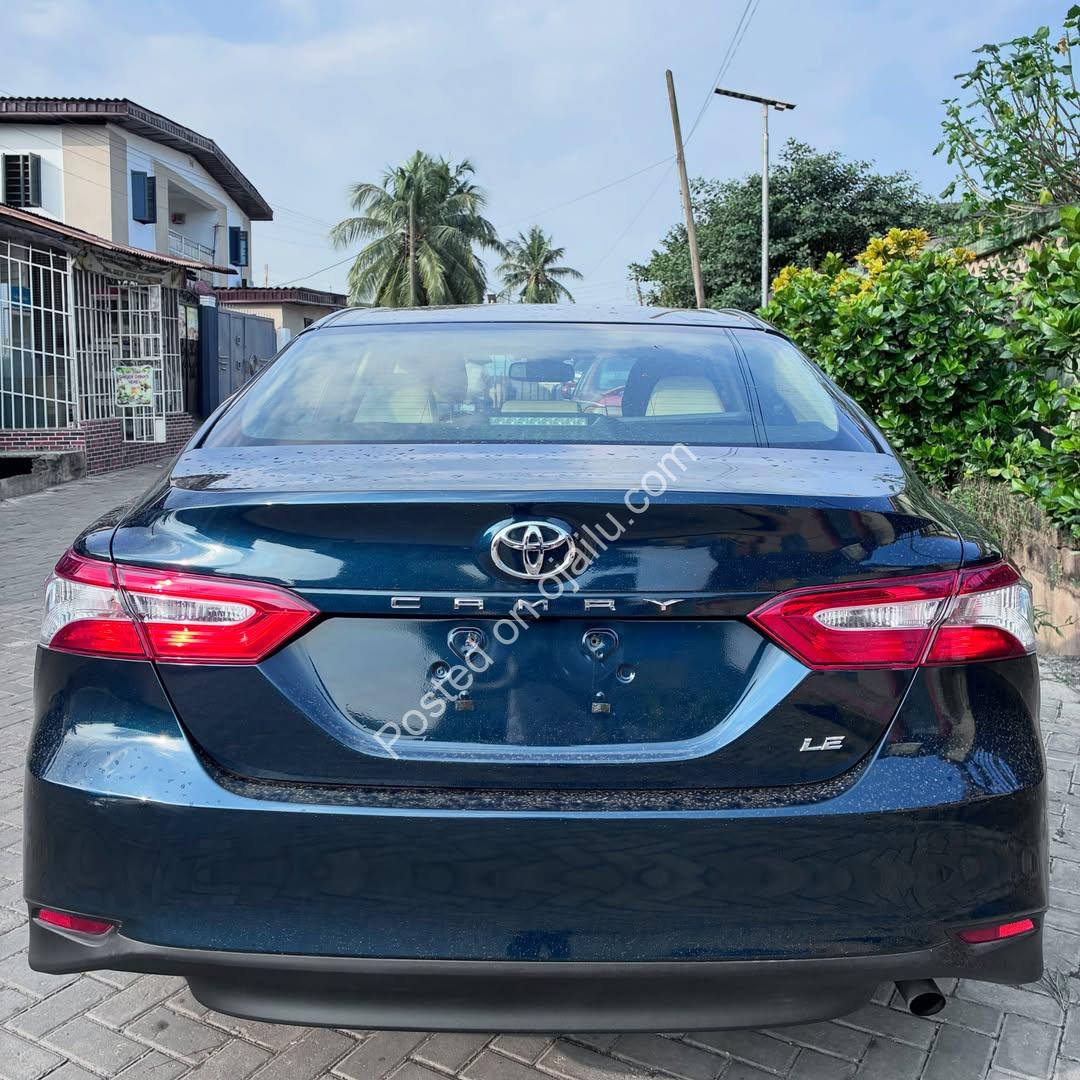 2018 Toyota Camry: Pristine & Spotless!
