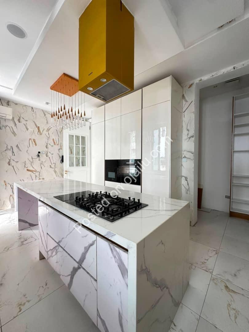 Elevator, Cinema & Pool: 5-Bed Stunner in Osapa