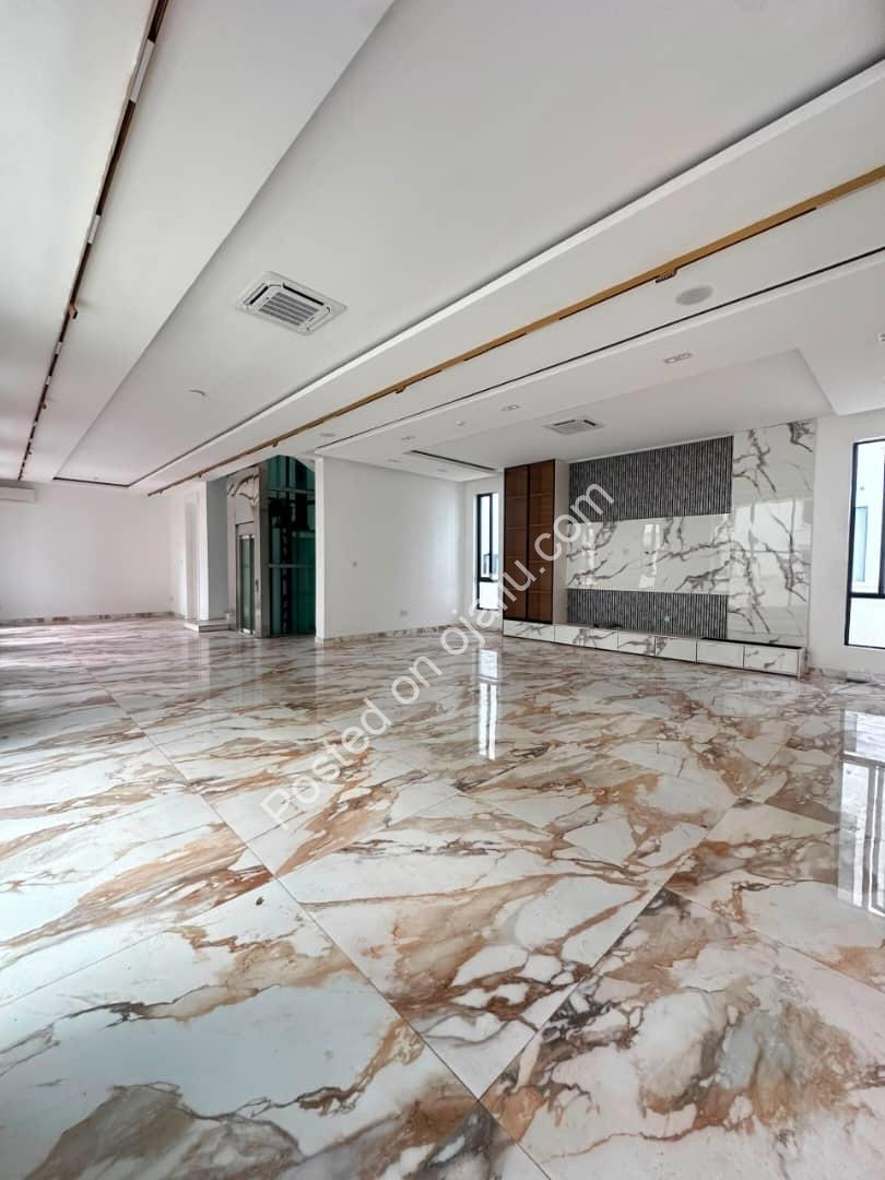Elevator, Cinema & Pool: 5-Bed Stunner in Osapa