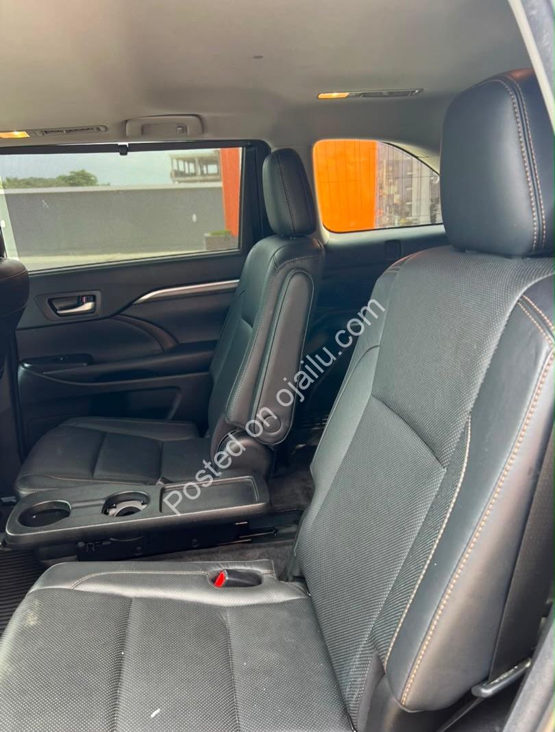 2018 Toyota Highlander: Premium 7-Seater SUV