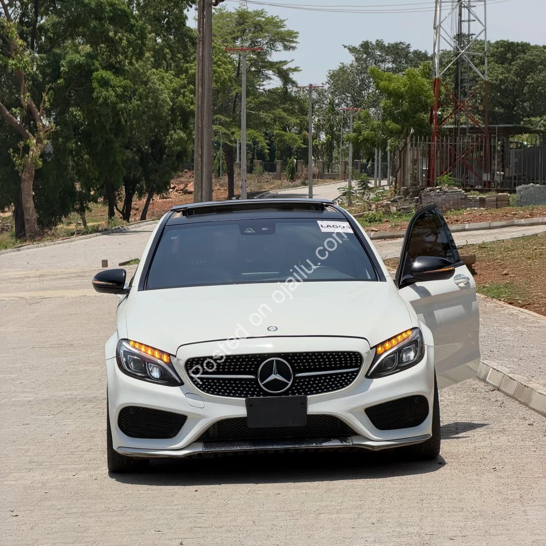 2016 Mercedes C450: Panoramic Roof, Keyless, Clean!