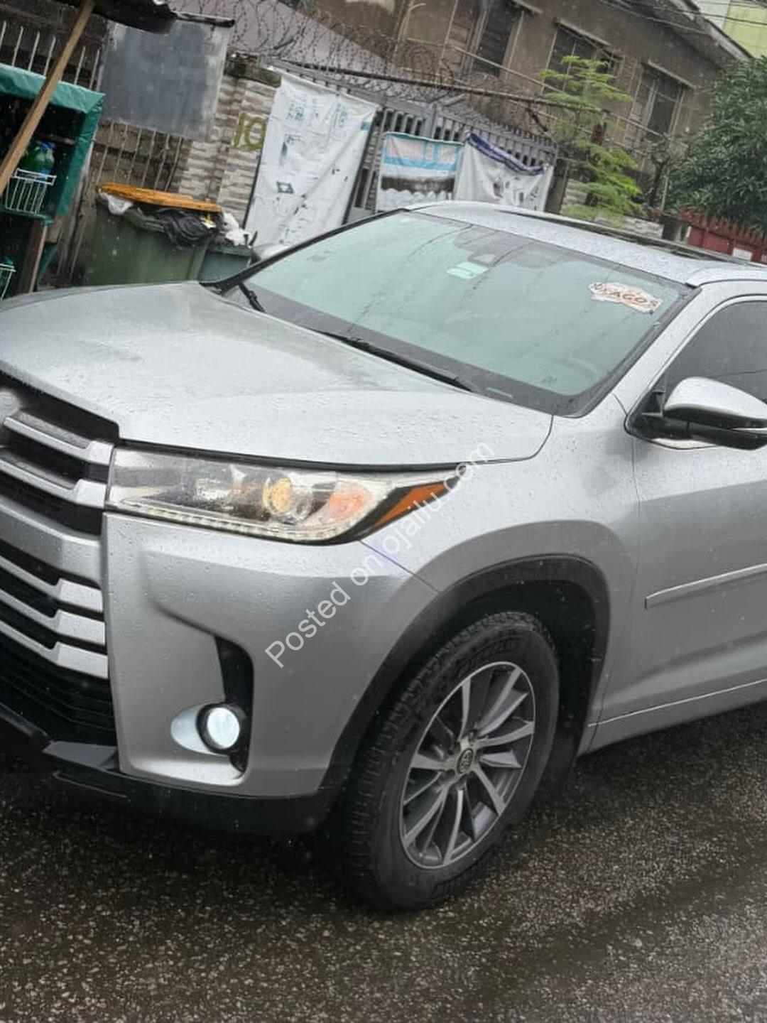 2017 Toyota Highlander: Luxury SUV, Priced to Sell!