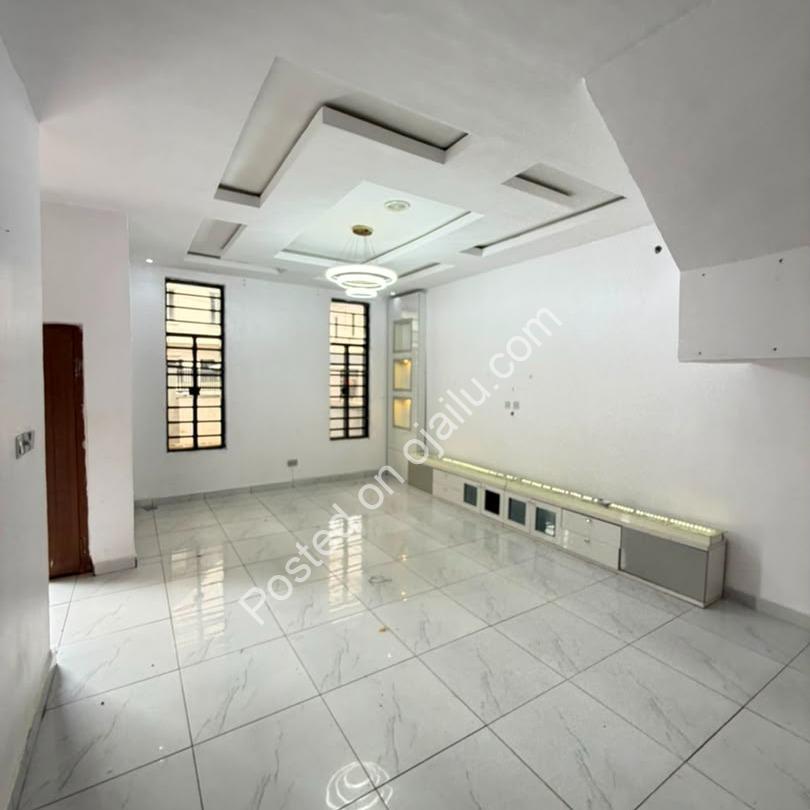 Chevron 4-Bed Duplex: Jacuzzi & Finishing Perfection
