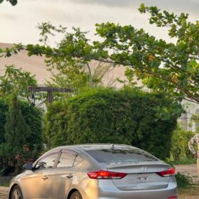 2017 Hyundai Elantra: Sunroof & Push-Start