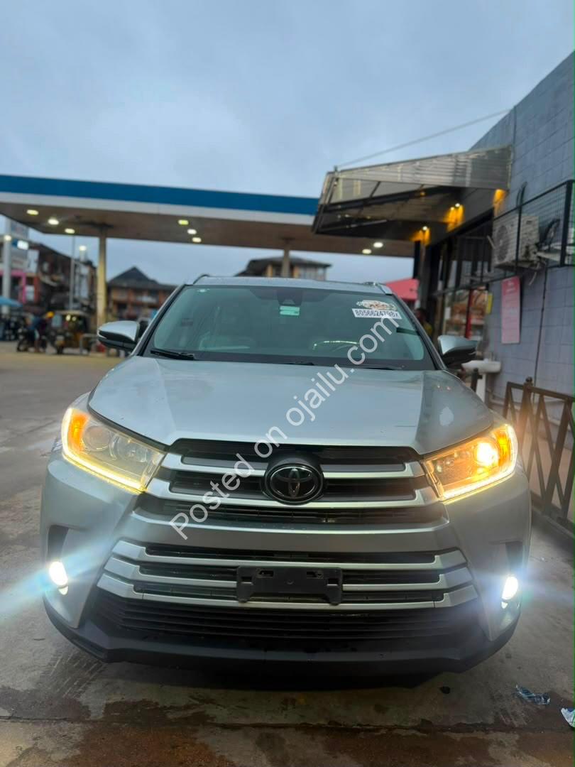 2017 Toyota Highlander: Luxury SUV, Priced to Sell!