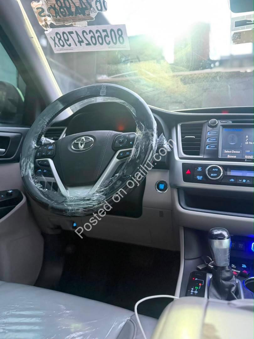 2017 Toyota Highlander: Luxury SUV, Priced to Sell!