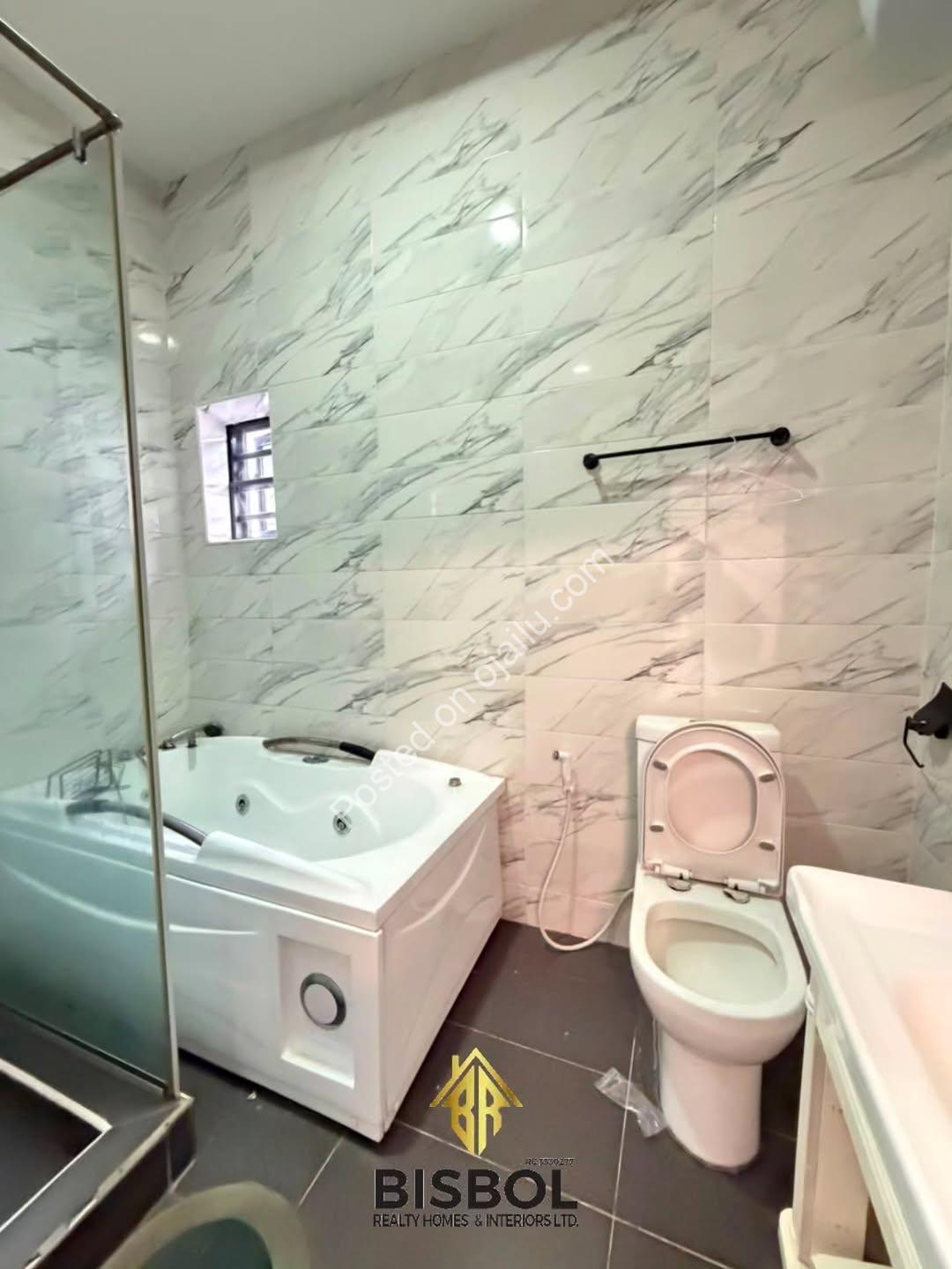 Distress Sale: 4BR Chevron Duplex w/ Jacuzzi